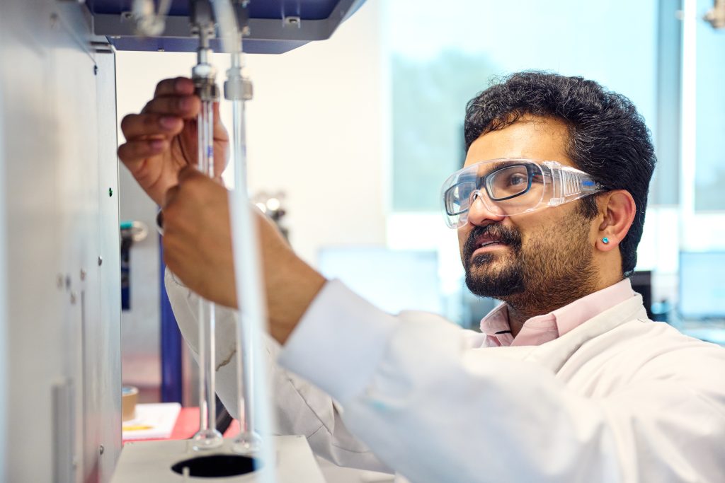 Mam working on machine in Immaterial's laboratory in the Bioinnovation Centre
